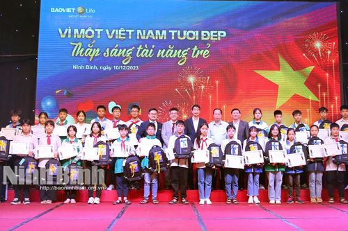 Công ty Bảo Việt nhân thọ Ninh Bình trao 30 suất học bổng cho học sinh giỏi