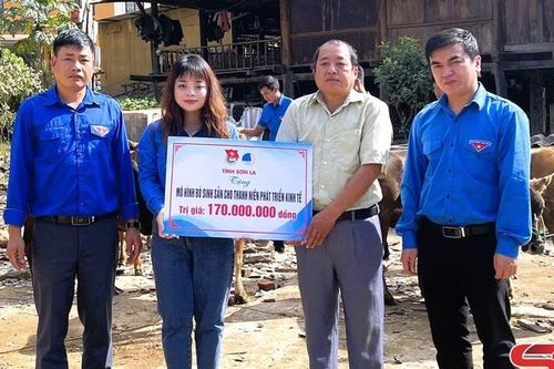 Tuổi trẻ xung kích giúp đỡ các xã vùng khó khăn
