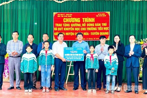Tặng 20 chiếc giường tầng và đồ dùng bán trú cho học sinh tại xã Kiên Đài