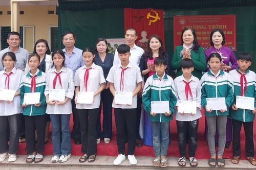 Trao học bổng Đinh Thiện Lý cho học sinh tại Thái Nguyên