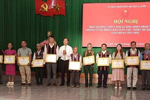 Tôn vinh 50 cá nhân đồng bào dân tộc thiểu số