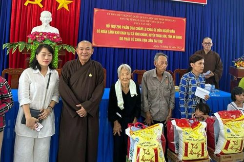 Chùa Vạn Liên (Q.8) và Liên Hoa (Đắk Nông) trao quà đến bà con có hoàn cảnh khó khăn