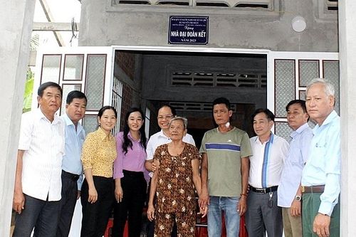 Bến Tre: Trao tặng nhà đại đoàn kết trị giá 60 triệu đồng cho hộ nghèo
