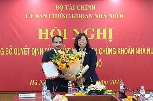 Trao quyết định tiếp nhận và bổ nhiệm ông Đậu Huy Sáu giữ chức Tổng Biên tập Tạp chí Chứng khoán