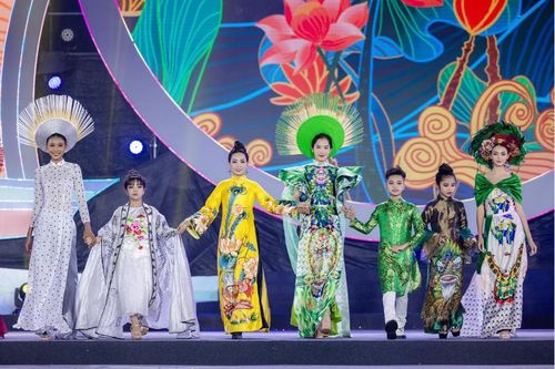 Nhà thiết kế Châu Loan trình diễn thành công BST áo dài 'Cổ linh' tại đêm khai mạc Festival tôm Cà Mau