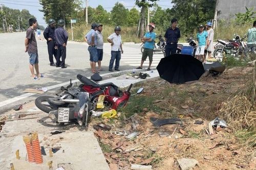 Bình Dương: Xe ô tô hất văng hai xe máy lên vỉa hè, ba người bị thương