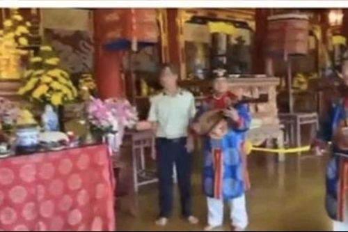 Vi phạm nghi lễ văn hóa cung đình khi tham quan, dâng hương tại Thế Tổ Miếu