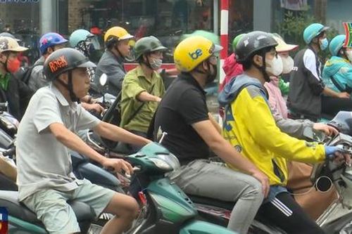 Người Hà Nội thích nghi với mùa đông ấm