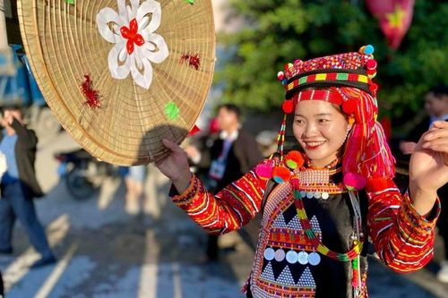 Rực rỡ sắc màu Lễ hội đường phố biên giới Mường Tè