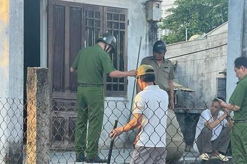 Người đàn ông có biểu hiện tâm thần cầm cây sắt sang nhà hàng xóm đâm chết người