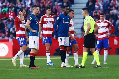 CĐV qua đời trên khán đài, La Liga hoãn trận đấu