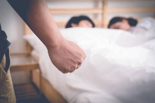 Vợ ngoại tình cầu xin tha thứ, chồng nhất quyết ly hôn nhưng đến khi biết sự thật lại bật khóc hối hận