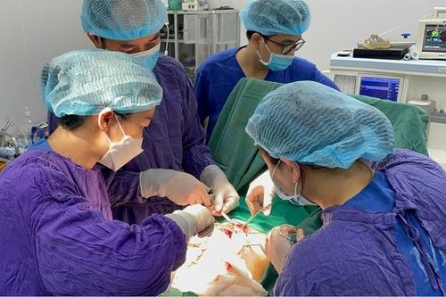 Nghĩ béo bụng, người phụ nữ bàng hoàng khi bác sĩ phẫu thuật cắt bỏ khối u buồng trứng nặng 15kg