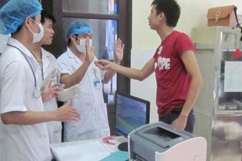 Hành hung nhân viên y tế có thể bị xử lý vi phạm hành chính hoặc truy cứu trách nhiệm hình sự