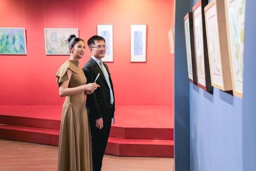 Ngọc Hân được 'ông xã' tháp tùng khi làm triển lãm cho họa sĩ trẻ tại Đà Lạt