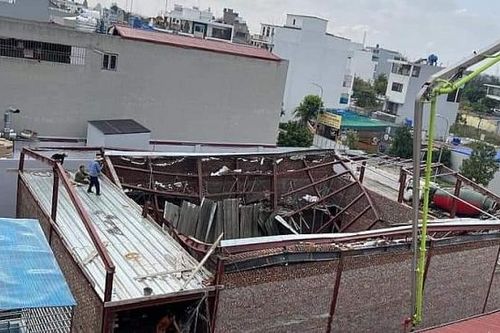 Sập mái nhà đang thi công khiến nhiều người thương vong