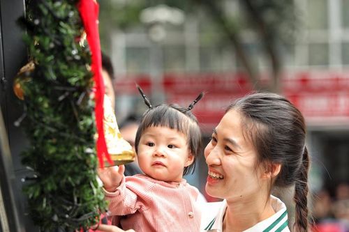 Du khách nườm nượp đổ về Nhà thờ Lớn Hà Nội đón không khí Noel sớm