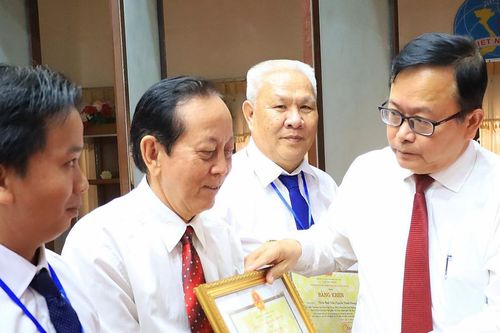 Tôn vinh, biểu dương 100 gương điển hình tiêu biểu