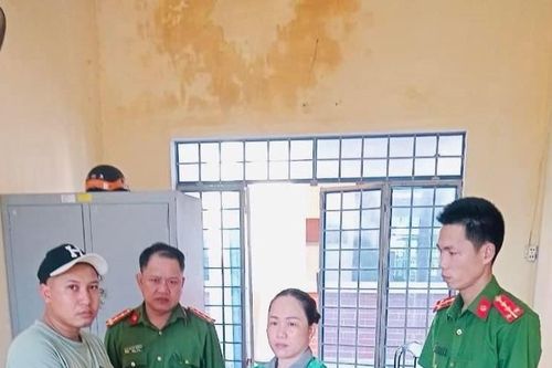 Nữ công nhân môi trường trả lại 100 triệu đồng cho người đánh rơi