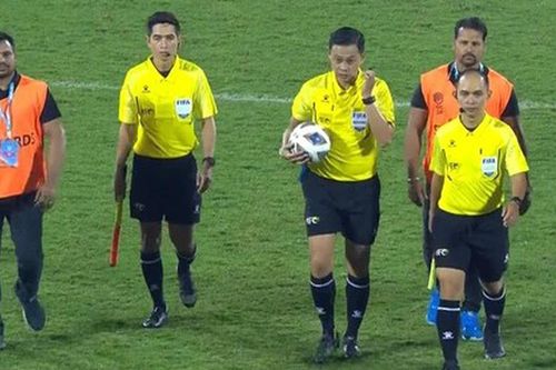 Trọng tài chuẩn FIFA của Việt Nam bị dân mạng châu Á tấn công sau quyết định rút thẻ đỏ gây tranh cãi tại AFC Cup
