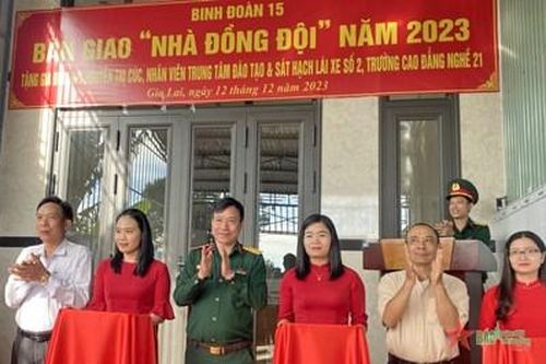Trường Cao đẳng nghề số 21 (Binh đoàn 15) bàn giao 'Nhà đồng đội' cho nhân viên