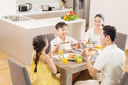 Những quy tắc trên bàn ăn trẻ cần học
