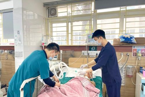 Nguy cơ ngộ độc rượu và thực phẩm dịp cuối năm