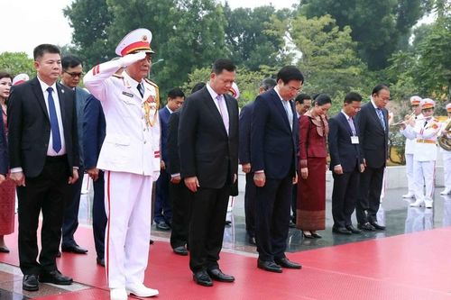 Thủ tướng Campuchia viếng Chủ tịch Hồ Chí Minh, tưởng niệm các Anh hùng Liệt sỹ