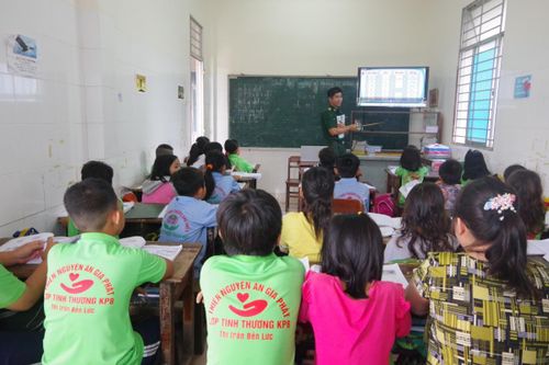 Mang con chữ đến với trẻ nghèo