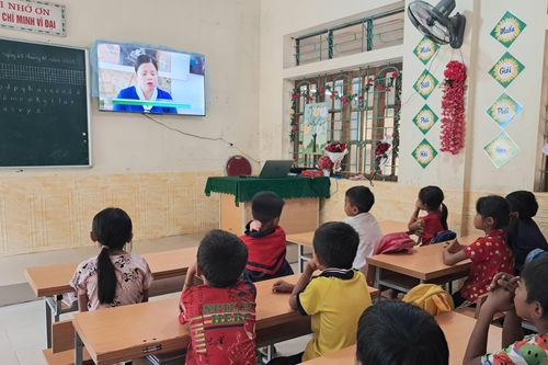 Điện lưới 'thắp sáng' nhiều bản làng rẻo cao ở Nghệ An