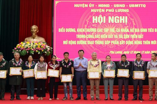Phú Lương tôn vinh tập thể, cá nhân tiêu biểu hiến đất xây dựng nông thôn mới