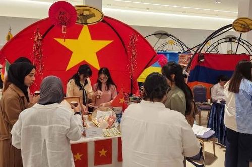 Sinh viên Việt Nam quảng bá hình ảnh đất nước tại sự kiện giao lưu văn hóa ở Đại học Kuwait