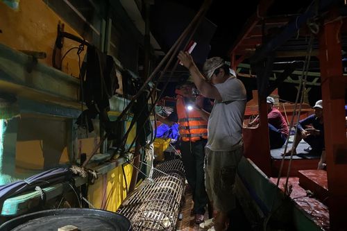 Tạm giữ 2 phương tiện khai thác thủy sản trái phép trên vùng biển Kiên Giang