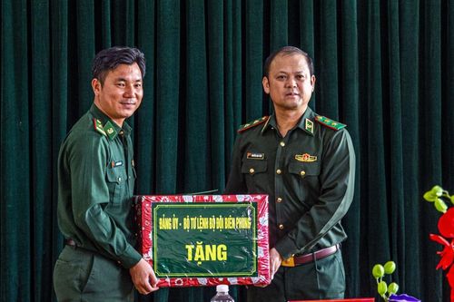 Trung tướng Nguyễn Anh Tuấn thăm, làm việc tại Đồn Biên phòng Ia Đal