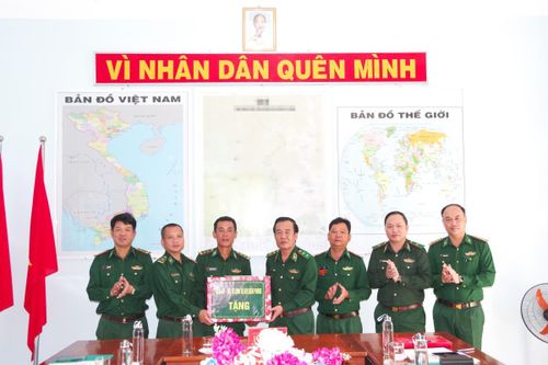 Trung tướng Lê Đức Thái thăm, làm việc tại Đồn Biên phòng Dục Nông