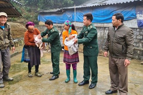 Đồn Biên phòng Pha Long: '3 bám, 4 cùng', giúp dân xóa đói giảm nghèo