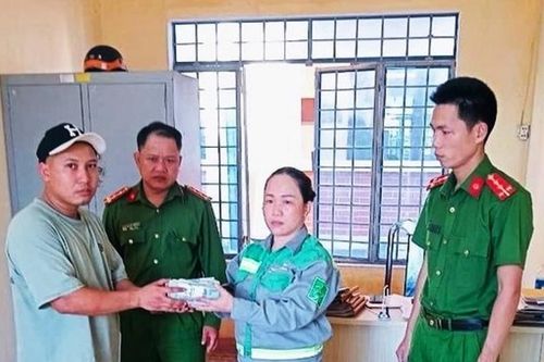 Nữ lao công nhặt gần 100 triệu đồng trả lại cho người đánh rơi