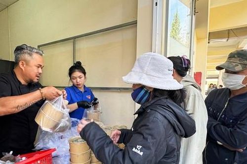 Nồi phở 'Thạch Sanh' Hoa hồi vàng ấm lòng bệnh nhân và trẻ vùng cao
