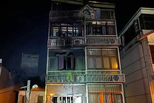 Đề xuất nhà ở riêng lẻ sử dụng cửa cuốn cần mở thêm lối thoát nạn khẩn cấp