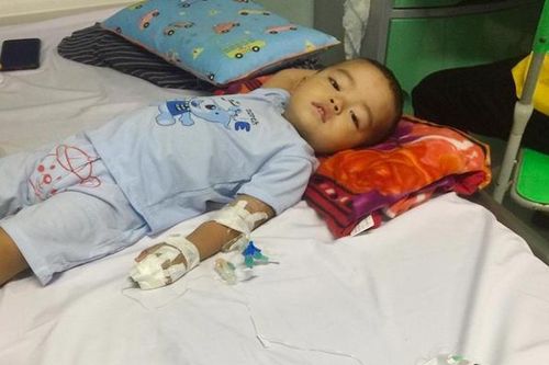 Ông nội nghẹn ngào nghe cháu ung thư bập bẹ kêu đau