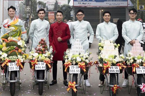 Dàn hot TikToker đẩy xe rùa đi hỏi vợ cho bạn gây sốt mạng xã hội