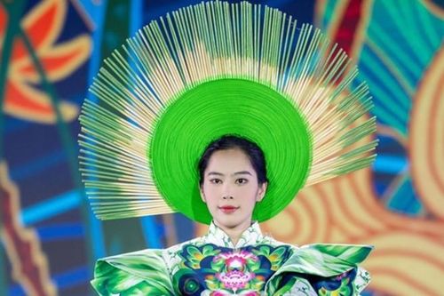 Nam Em rạng ngời trình diễn thời trang sau ồn ào mất tích