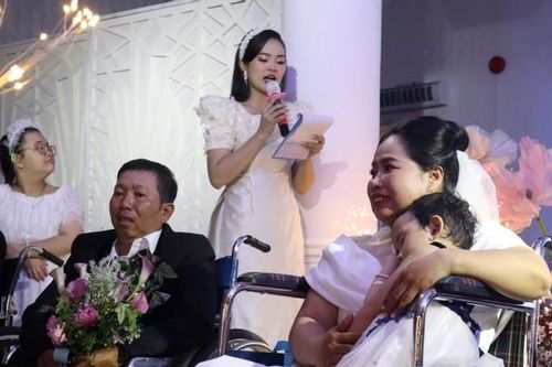 Cô dâu bật khóc trong đám cưới do sinh viên trường Nhân văn làm chủ hôn