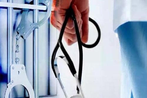 Hành nghề 27 năm, gần nghỉ hưu mới bị phát hiện là bác sĩ giả