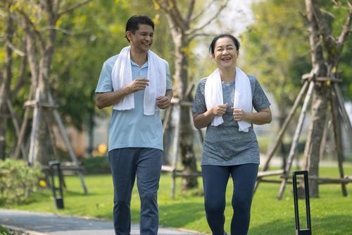 Đi bộ giúp người cao tuổi bớt nguy cơ tim mạch