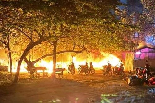 Thanh Hóa: Cháy nhà để xe Đại học Hồng Đức, hàng trăm xe bị thiêu rụi