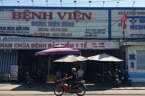 Chồng ngủ dậy phát hiện vợ chảy máu cổ tay, con tím tái bất động