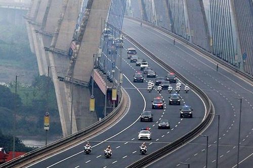 Đoàn xe chở Tổng Bí thư, Chủ tịch Trung Quốc Tập Cận Bình qua các tuyến phố Hà Nội