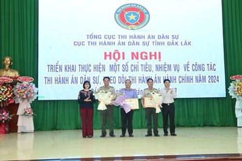 Bộ trưởng Bộ Tư pháp tặng Bằng khen Phòng 8 VKSND tỉnh Đắk Lắk