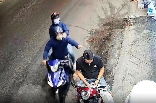Bị giật dây chuyền khi đang ngồi trên xe máy lướt điện thoại